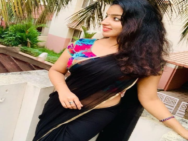 மொட்டை மாடியில் நின்றபடி போஸ் கொடுக்கும் மாளவிகா