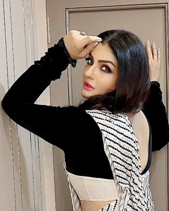 উল্লেখ্য, রবিনা বলিউড মস্ত মস্ত গার্ল হিসেবে পরিচিত। সিনেমায় তাঁকে দেখা না গেলেও সোশ্যাল মিডিয়ায় প্রায়ই আলোচনার কেন্দ্রে থাকেন তিনি।