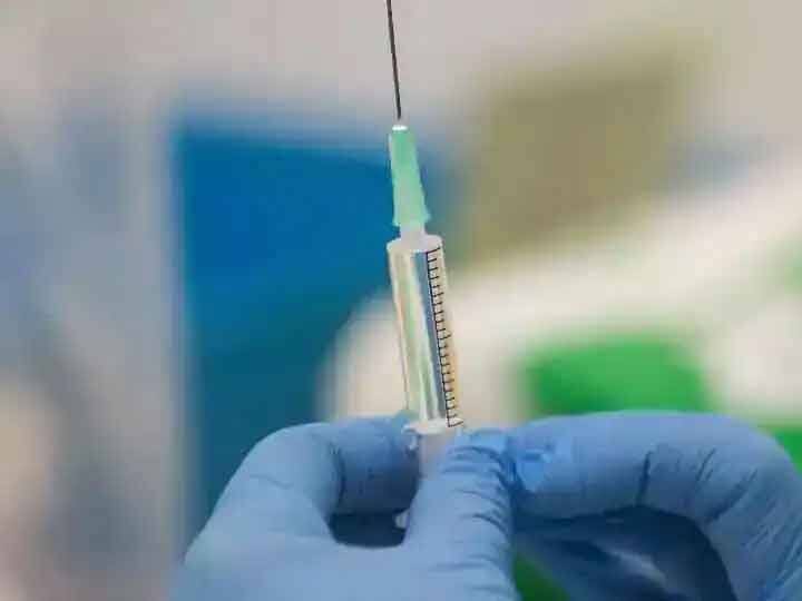 Will you die within 2 years after taking Covid vaccine? Centre busts fake news post वैक्सीन लेने के दो साल बाद मौत के दावे की खबर में है कितना सच, जानें बड़ी खबर
