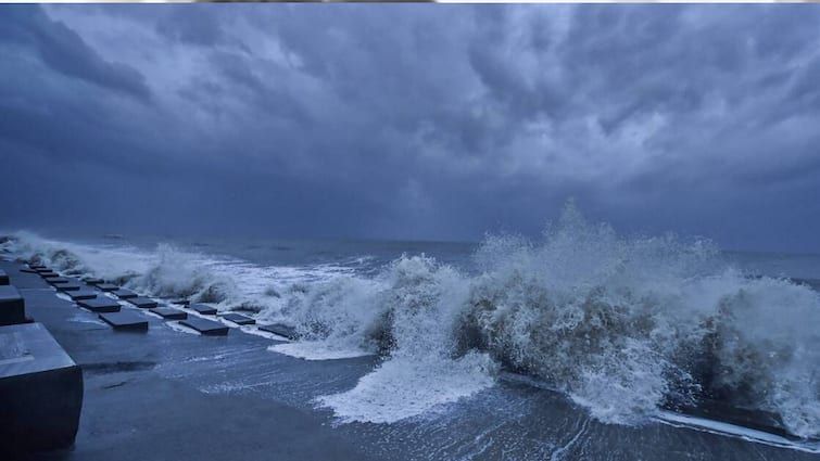 Cyclone Yaas storm may wreak havoc in Bengal-Odisha 10 lakh people evacuated to safe places Cyclone Yaas: यास तूफान बंगाल-ओडिशा में मचा सकती है तबाही, सुरक्षित स्थानों पर पहुंचाए गए 12 लाख लोग