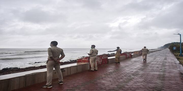 তাই দ্রুত উপকূলবর্তী গ্রামের বাসিন্দাদের বাড়িঘর ছাড়তে বলা হয়। এজন্য পুলিশ ও NDRF-এর তরফে সাইরেন অর্থাৎ বিপদ সংকেত বাজিয়ে গ্রামবাসীকে সতর্ক করা হয়। বাড়ি বাড়ি গিয়ে পুলিশ ও NDRF-এর কর্মীরা তাঁদের বোঝান। তাই তাঁরা নিরাপদ দূরত্বে যেতে রাজি হয়েছেন।