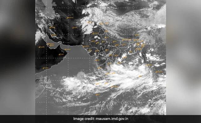 সাইক্লোনের আগে - আবহাওয়ার খবর জানতে রেডিও শুনুন। টিভি দেখুন। খবরের কাগজ পড়ুন।