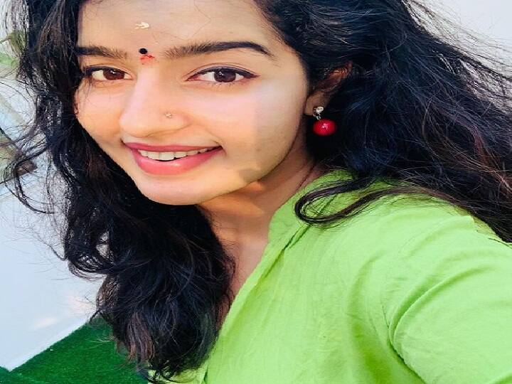 சூரிய ஒளி முகத்தில் பட புன்சிரிப்புடன் ஒரு செல்பி