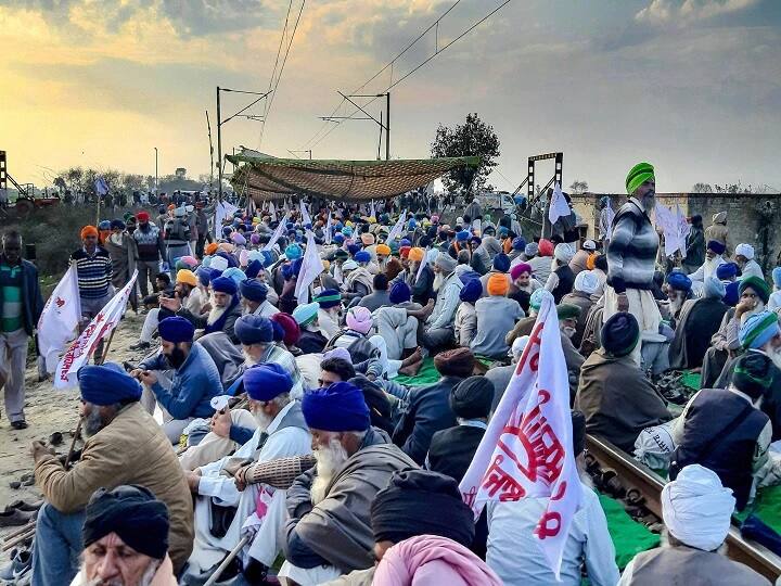 NHRC sends notice to three states On eve of 'black day' protest by farmers, over Covid measures at Singhu, Tikri, Ghazipur ਕਿਸਾਨਾਂ ਦੇ 'ਕਾਲਾ ਦਿਨ' ਪ੍ਰਦਰਸ਼ਨ ਤੋਂ ਪਹਿਲਾਂ ਹੀ NHRC ਨੇ ਤਿੰਨ ਸੂਬਿਆਂ ਨੂੰ ਭੇਜਿਆ ਨੋਟਿਸ, ਪੁੱਛਿਆ ਇਹ ਸਵਾਲ