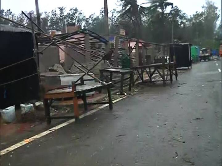 উদয়পুর বিচে পড়ে থাকতে দেখা গেল টুকরো টুকরো হয়ে ভেঙে পড়া নৌকা। সেই ছবি তুলে ধরলেন আমাদের প্রতিনিধি।