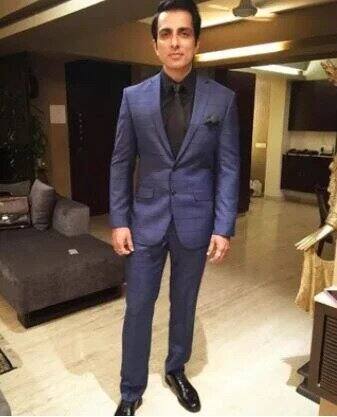 अभिनेता के अपार्टमेंट के अंदरूनी हिस्से को वास्तुशास्त्र के हिसाब से डिजाइन किया गया है. साथ ही घर में उनके परिवार के सदस्यों की पसंद-नापसंद का भी बेहद ध्यान रखा गया है. लिविंग रूम में एक अलग मनोरंजन क्षेत्र है, जिसमें सोफे और लाल रंग की दीवारें हैं.