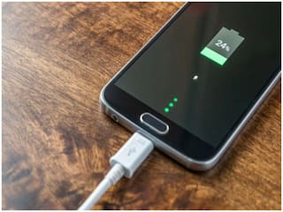 SmartPhone Tips: क्या आप भी तो नहीं कर रहे फोन चार्जिंग में ये गलती, इन बातों का रखें ध्यान