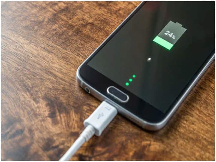 mobile charge smartphone charging how to charge mobile apple iPhone SmartPhone Tips: क्या आप भी तो नहीं कर रहे फोन चार्जिंग में ये गलती, इन बातों का रखें ध्यान