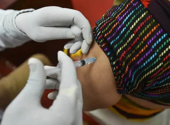 Health workers travel 4 hrs to Maharashtra tribal village, vaccinate 11 under tree Coivd-19 Vaccination: महाराष्ट्र चार घंटे की कड़ी मशक्कत, 9 लोगों की टीम...सिर्फ 11 लोगों को दी वैक्सीन, जानें पूरा मामला
