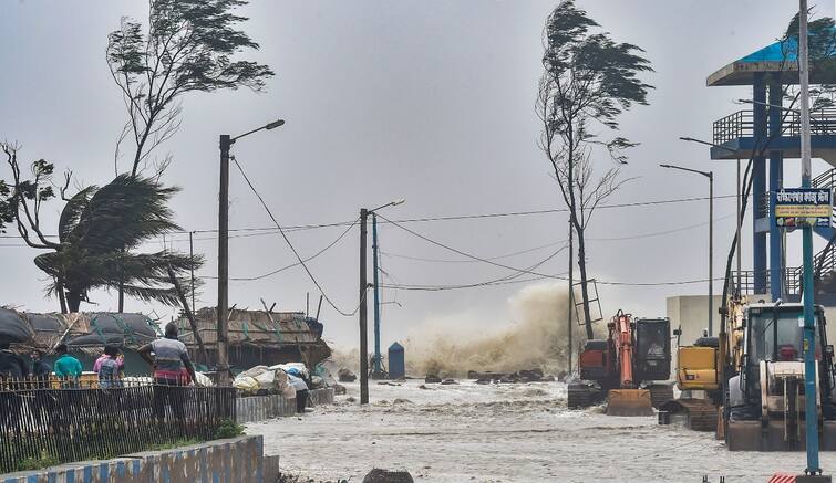 Cyclone Yaas pummels Odisha-Bengal coasts; four dead, over 20 lakh evacuated ओडिशा-बंगाल तटों से टकराने के बाद झारखंड की ओर बढ़ा तूफान यास, चार की मौत, 20 लाख से अधिक लोगों को निकाला गया
