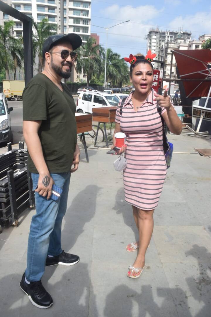 Rakhi Sawant and Mika Singh, who grabbed eyeballs with their infamous 'Kiss incident', were snapped together by the paparazzi outside a coffee shop in Mumbai on Wednesday (May 26). The duo heavily posed for the shutterbugs, who were present at the spot.