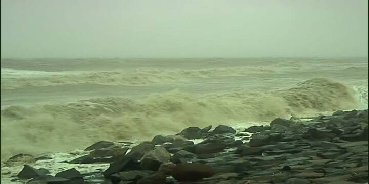 Yaas is coming, strong tide has started in Digha Cyclone Yaas: উত্তাল দিঘায় জলমগ্ন রাস্তা, ভেসে গেল গাড়ি