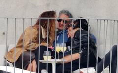 એકબીજા સાથે ઓપન રિલેશનશીપમાં છે આ ત્રણ ફિલ્મ સ્ટાર, ગાર્ડનમાં ત્રણેયની કિસ કરતી તસવીરો વાયરલ, જુઓ.....