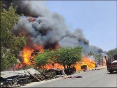 ਕਪੂਰਥਲਾ ਤੋਂ ਝੁੱਗੀਆਂ ਨੂੰ ਲੱਗੀ ਅੱਗ ਦੀਆਂ ਭਿਆਨਕ ਤਸਵੀਰਾਂ ਆਈਆਂ ਸਾਹਮਣੇ, ਆਰਸੀਐਫ ਦੇ ਬਾਹਰ ਲੱਗੀ ਅੱਗ 