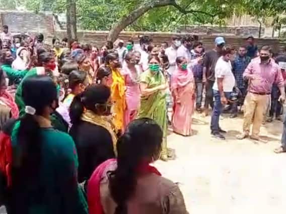 मुंगेरः वॉक-इन इंटरव्यू के पहले नियमों को देख भड़के अभ्यर्थी, DPM कार्यालय में की तोड़फोड़ मुंगेरः वॉक-इन इंटरव्यू के पहले नियमों को देख भड़के अभ्यर्थी, DPM कार्यालय में की तोड़फोड़