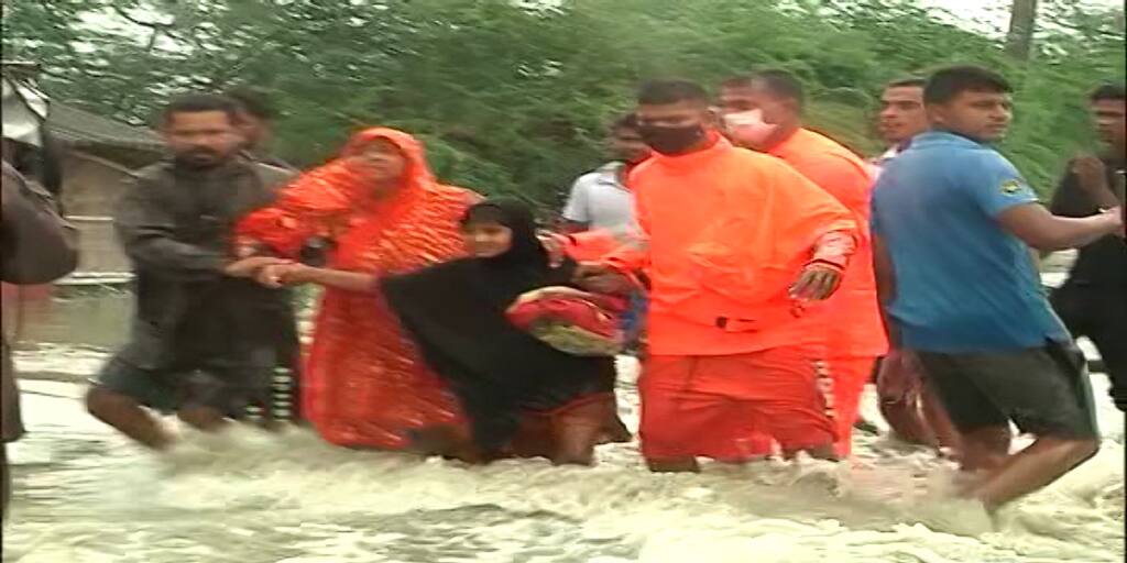 Cyclone Yaas: NDRF workers rescued marooned villagers at Dhamakhali for severe cyclone Yaas Cyclone:ধামাখালিতে নদীর জলে ভাসল গ্রাম, কোমরে দড়ি বেঁধে আটকদের উদ্ধার এনডিআরএফের