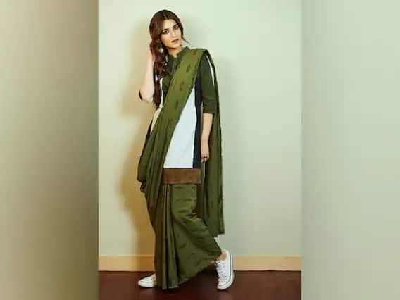 বলিউডের নতুন প্রজন্মের অভিনেত্রীদের মধ্যে অন্যতম স্টাইলিশ কৃতী শ্যানন। তাঁর পোশাক, চলাফেরা, আচরণে সবসময় স্মার্ট লুক থাকে। শাড়িতেও সেই স্মার্টনেসের ছোঁয়া দেখা যায়। লং কুর্তার সঙ্গে সবুজ সুতির শাড়ি, পায়ে সাদা স্নিকার্স দিব্যি মানিয়ে গিয়েছে কৃতীকে।