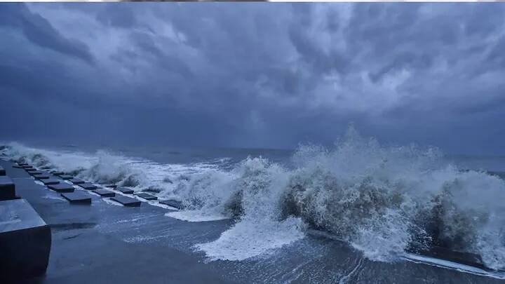 Cyclone Yaas is coming, it will hit the land before noon Cyclone Yaas: ধেয়ে আসছে ঘূর্ণিঝড় ইয়াস, দুপুরের আগেই আছড়ে পড়বে স্থলভূমিতে