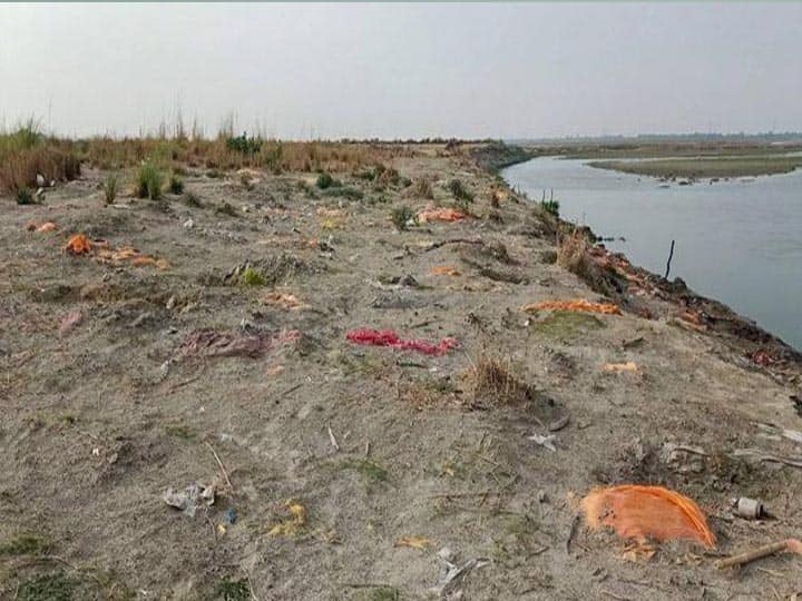 CM Yogi Private office tweeted and given clarification on grave near Ganga गंगा किनारे शव दफनाने पर बढ़ा विवाद, सीएम योगी के निजी दफ्तर ने ट्वीट कर दी ये सफाई