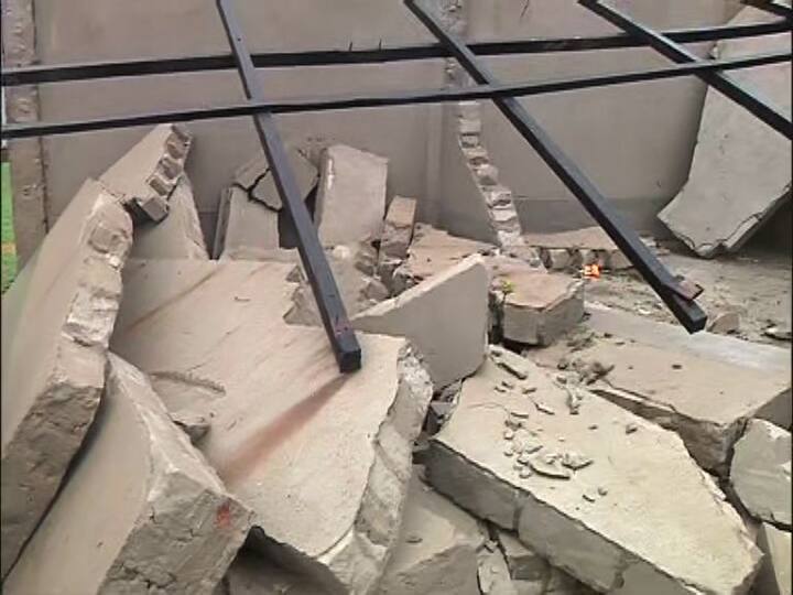 ঘূর্ণঝড় ইয়াসের দাপটে ভেঙে পড়েছে পাকা দোকানঘরগুলিও। জনপ্রিয় সমুদ্রতট জুড়ে শুধুই হাহাকার।