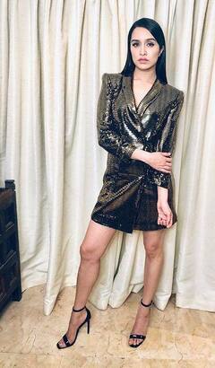 Priyanka Chopra से Janhvi Kapoor तक, इन 5 हसीनाओं ने Blazer Dresses में दिखाया अपना स्टाइलिश अवतार