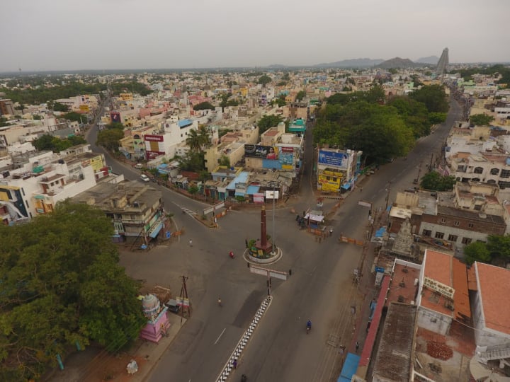 tvmalai drone camera police fined youths playing volleyball திருவண்ணாமலை: ட்ரோன் கேமிராவில் சிக்கிய இளைஞர்கள் : வாலிபால் விளையாடியவர்களை வசமாகப் பிடித்த போலீஸ்