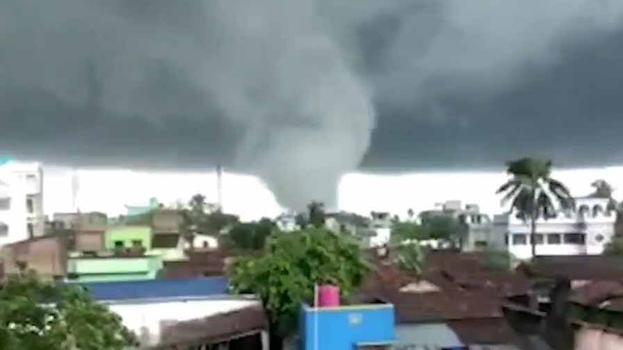 Tornado hits US state of Kentucky 50 dead governor declared emergency 100 people trapped in Amazon warehouse Kentucky Tornado: अमेरिका में बवंडर से भारी तबाही, 50 की मौत के बाद इमरजेंसी का एलान, Amazon के गोदाम में 100 लोग फंसे