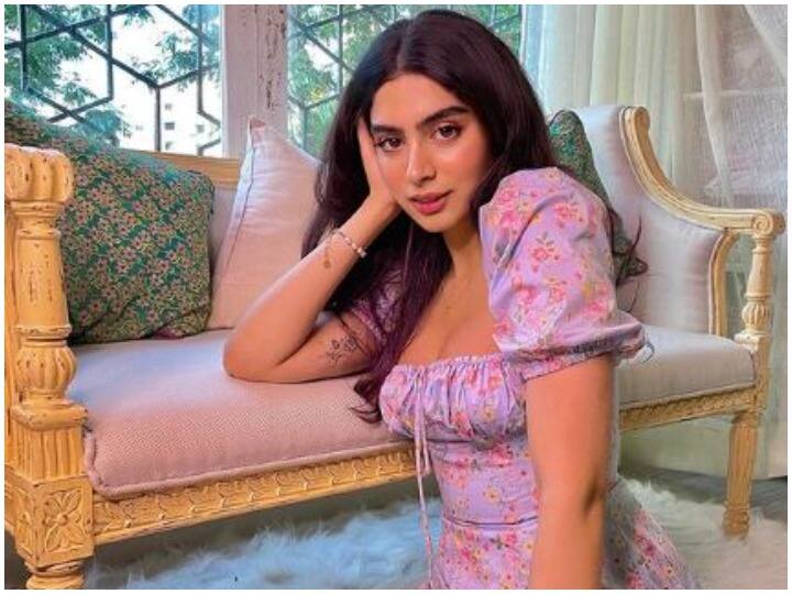 Khushi Kapoor reveals herself to be the queen of the bedroom these great pictures shared ann Khushi Kapoor ने बताया खुद को बेडरूम की क्वीन, शेयर की ये शानदार तस्वीरें