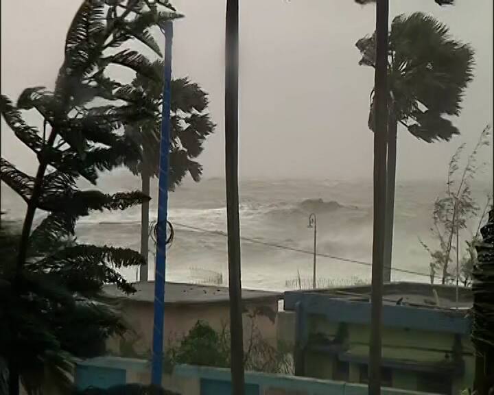 বালেশ্বরের দক্ষিণে উপকূল ছুঁল ইয়াস। সকাল সোয়া ন’টার পরে ল্যান্ড ফল শুরু। পূর্ব মেদিনীপুর, দক্ষিণ ২৪ পরগনার ৬৬টি জায়গায় ভেঙেছে বাঁধ, জানালেন মুখ্যমন্ত্রী।