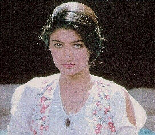 सारिका को इतनी छोटी सी उम्र में काम इसलिए करना पड़ा क्योंकि उनके पिता ने पूरे परिवार को छोड़ दिया था .ऐसे में सारिका फिल्मों में काम करके जो भी कमाई करतीं, उससे पूरे परिवार का खर्च चलता था.