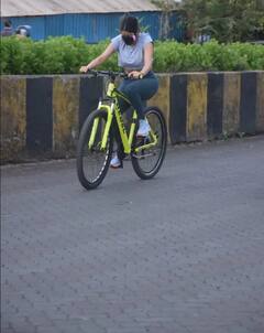 In Pics: ਕੋਰੋਨਾ 'ਚ ਸਾਈਕਲ ਲੈ ਕੇ ਮੁੰਬਈ ਦੀਆਂ ਸੜਕਾਂ 'ਤੇ ਨਿਕਲੀਆਂ ਕਪੂਰ ਸਿਸਟਰਸ, ਦੇਖਦੇ ਹੀ ਰਹਿ ਗਏ ਲੋਕ 