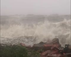 Cyclone Yaas: শুরু ইয়াসের ল্যান্ডফল, রাস্তায় ভাসছে গাড়ি, নারকেল গাছের মাথা ছুঁল ঢেউ!