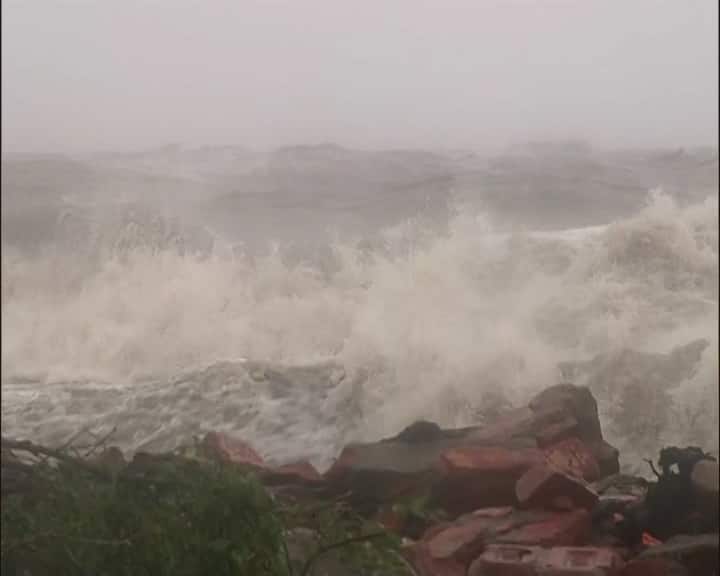 ল্যান্ড ফলের সময় সাইক্লোনের আই অংশটি ঢুকতে শুরু করে স্থলভাগে। এই মাঝের অংশটি ঢোকার সময় ঝড়ের বেগ ও বৃষ্টির পরিমাণ কিছুটা কমে যায়। টেল অংশটি অতিক্রম করে যাওয়ার সময় ফের ঝড়ের দাপট বাড়বে। বাড়বে বৃষ্টি।