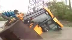 Cyclone Yaas: ফ্রেজারগঞ্জে উত্তাল সমুদ্র, জলের তোড়ে উল্টে গেল পে লোডারের মতো ভারী যন্ত্রও