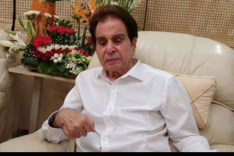 Dilip Kumar health may be discharged from hospital soon Dr Jalil Parkar mumbai maharashtra ann दिलीप कुमार की तबीयत पहले से बेहतर, जल्द मिल सकती है अस्पताल से छुट्टी: डॉ. जलील पारकर