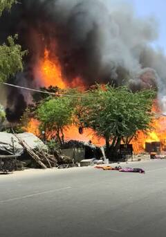 ਕਪੂਰਥਲਾ ਤੋਂ ਝੁੱਗੀਆਂ ਨੂੰ ਲੱਗੀ ਅੱਗ ਦੀਆਂ ਭਿਆਨਕ ਤਸਵੀਰਾਂ ਆਈਆਂ ਸਾਹਮਣੇ, ਆਰਸੀਐਫ ਦੇ ਬਾਹਰ ਲੱਗੀ ਅੱਗ 