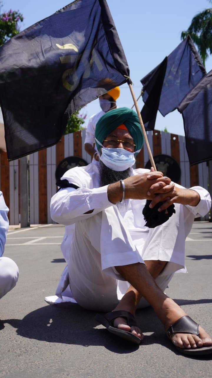 ਇਸ ਸਮੇਂ ਆਪ ਦੇ ਕਿਸਾਨ ਵਿੰਗ ਦੇ ਸੂਬਾ ਪ੍ਰਧਾਨ ਅਤੇ ਵਿਧਾਇਕ ਕੁਲਤਾਰ ਸਿੰਘ ਸੰਧਵਾਂ ਨੇ ਕਿਹਾ ਕਿ ਜਦੋਂ ਸਮੁੱਚਾ ਦੇਸ਼ ਕੋਰੋਨਾ ਮਹਾਮਾਰੀ ਨਾਲ ਜੂਝ ਰਿਹਾ ਸੀ ਤਾਂ ਉਸ ਸਮੇਂ ਕੇਂਦਰ ਨੂੰ ਖੇਤੀਬਾੜੀ ਖੇਤਰ ਨਾਲ ਸੰਬੰਧਤ ਤਿੰਨ ਕਾਲੇ ਕਾਨੂੰਨ ਲਿਆਉਣ ਦੀ ਕੀ ਲੋੜ ਸੀ। ਉਨ੍ਹਾਂ ਕਿਹਾ ਕਿ ਕੇਂਦਰ ਸਰਕਾਰ ਨੇ ਖੇਤੀਬਾੜੀ ਦੇ ਨਵੇਂ ਕਾਨੂੰਨ ਬਣਾਉਣ ਅਤੇ ਲਾਗੂ ਕਰਨ ਲਈ ਨਾ ਤਾਂ ਕਿਸਾਨ ਜਥੇਬੰਦੀਆਂ ਨਾਲ ਕੋਈ ਸਲਾਹ ਮਸ਼ਵਰਾ ਕੀਤਾ ਅਤੇ ਨਾ ਹੀ ਦੇਸ਼ ਦੀਆਂ ਹੋਰ ਰਾਜਨੀਤਿਕ ਪਾਰਟੀਆਂ ਨਾਲ ਗੱਲਬਾਤ ਕੀਤੀ।