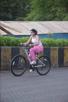 In Pics: ਕੋਰੋਨਾ 'ਚ ਸਾਈਕਲ ਲੈ ਕੇ ਮੁੰਬਈ ਦੀਆਂ ਸੜਕਾਂ 'ਤੇ ਨਿਕਲੀਆਂ ਕਪੂਰ ਸਿਸਟਰਸ, ਦੇਖਦੇ ਹੀ ਰਹਿ ਗਏ ਲੋਕ 