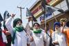 किसान काला दिवस: पंजाब, हरियाणा में लोगों ने कृषि कानूनों के खिलाफ घरों और वाहनों पर लगाए काले झंडे