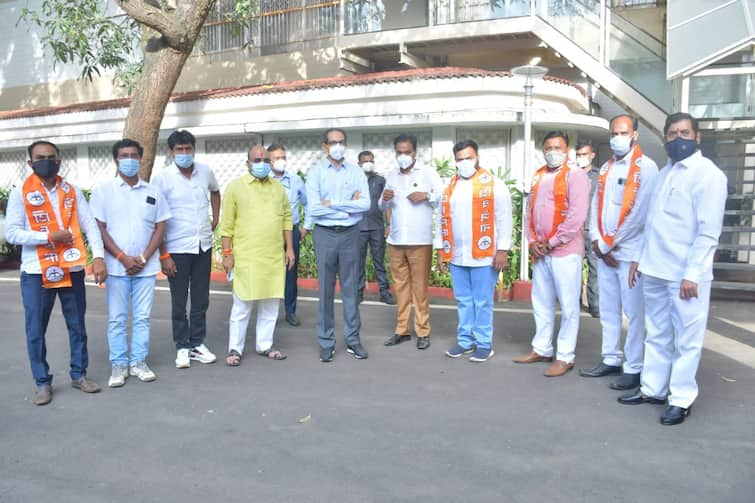 BJPs six corporators enter in shivsena presence of cm uddhav thackeray जळगावच्या मुक्ताईनगरमध्ये भाजपला धक्का, गटनेत्यासह सहा नगसेवक शिवसेनेत