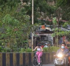 In Pics : मुंबईच्या रस्त्यांवर कपूर कुटुंबातील बहिणींची जोडी सायकलवरुन फेरफटका मारते तेव्हा...