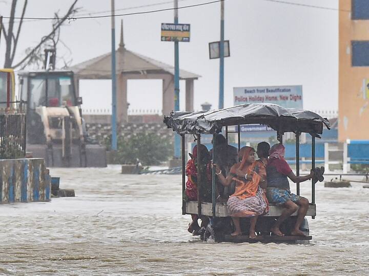 Cyclone Yaas ravages West Bengal Odisha as over 20 lakh evacuated चक्रवाती तूफान ‘यास’ से ओडिशा और बंगाल में भारी नुकसान, 4 की मौत, 20 लाख लोगों को सुरक्षित स्थानों पर पहुंचाया गया
