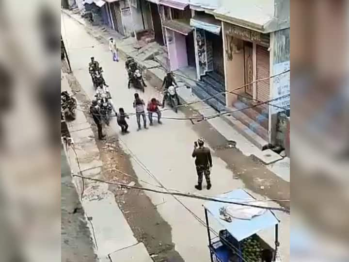 police roaming in the street of sitamadhi to strictly follow lockdown also give punishment for violation of guidelines ann सीतामढ़ीः लॉकडाउन का पालन कराने के लिए गली-गली घूम रही पुलिस, उल्लंघन करने वालों को कराई उठक-बैठक