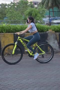 ਮੁੰਬਈ ਦੀਆਂ ਸੜਕਾਂ 'ਤੇ ਇਸ ਅੰਦਾਜ਼ 'ਚ ਨਿੱਕਲੀਆਂ ਸ਼੍ਰੀਦੇਵੀ ਦੀਆਂ ਧੀਆਂ, ਦੇਖੋ ਤਸੀਵੀਰਾਂ