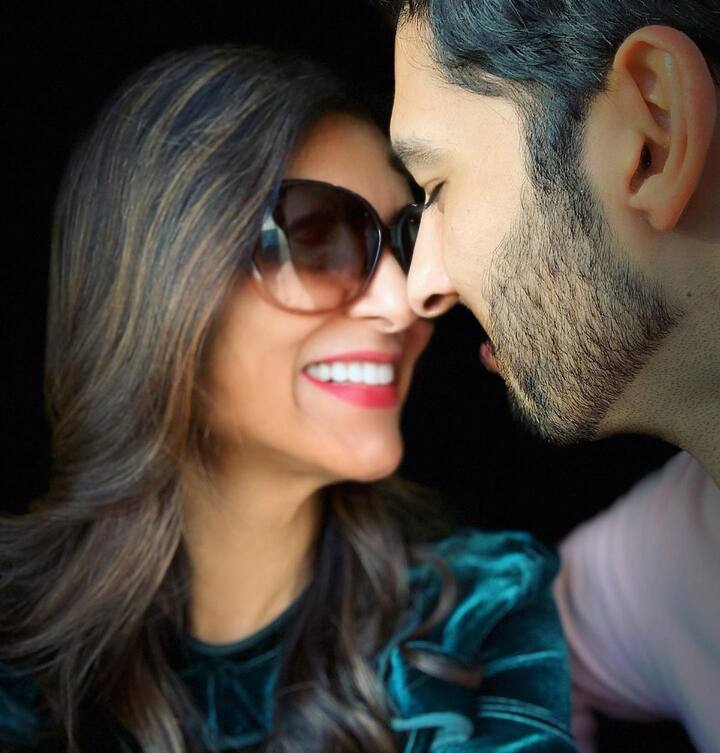 रोहमन शॉल से एक सोशल मीडिया इंटरेक्शन में जब सुष्मिता सेन की एक खास क्वालिटी के बारे में पूछा गया तो उन्होंने बताया था कि वो काफी जागरूक हैं और अपने आस-पास क्या हो रहा है इसकी काफी खबर रखती हैं. ये बात रोहमन को काफी पसंद है. (फोटो - सोशल मीडिया)