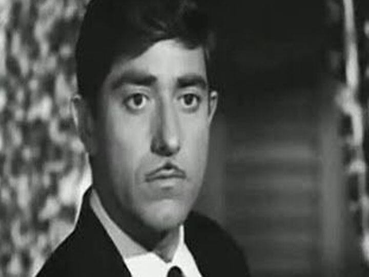 दरअसल, रामानंद सागर और राज कुमार के बीच काफी अच्छी दोस्ती थी. राज कुमार के घर पर आकर रामानंद सागर ने अपनी फिल्म 'आंखें' में लीड रोल साइन करने की बात कही. मीडिया रिपोर्ट्स की मानें तो राज कुमार उनका प्रस्ताव सुनकर कुछ देर के लिए शांत रहे और फिर उन्होंने अपने कुत्ते को आवाज लगाई और कहा- 'जानी, तुम्हें क्या लगता है कि हमें सागर साहब का ऑफर स्वीकार करना चाहिए या नहीं.'