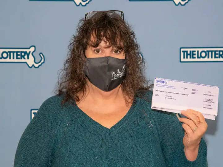 This US woman threw her USD 1 million lottery ticket away by mistake. See what happened next ਔਰਤ ਨੇ ਬੇਕਾਰ ਸਮਝ ਸੁੱਟ ਦਿੱਤੀ ਲਾਟਰੀ ਦੀ ਟਿਕਟ, ਨਿਕਲਿਆ ਕਰੋੜਾਂ ਦਾ ਇਨਾਮ, ਭਾਰਤੀ ਪਰਿਵਾਰ ਨੇ ਟਿਕਟ ਕੀਤੀ ਵਾਪਸ