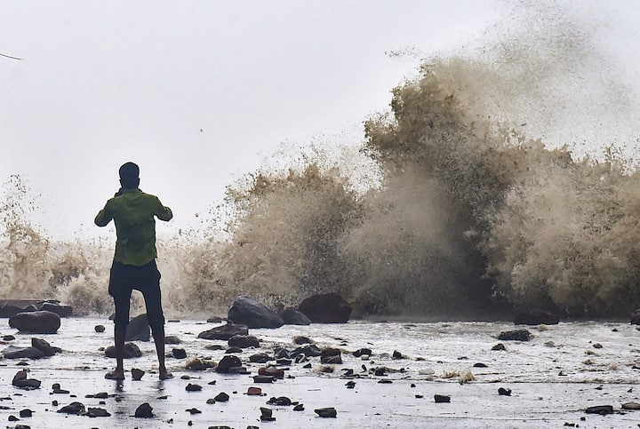 শেষ হল ল্যান্ডফলের প্রক্রিয়া। নির্ধারিত সময়ের আগেই ওড়িশার বালেশ্বরে আছড়ে পড়ে ঘূর্ণিঝড় ইয়াস। সকাল সোয়া ৯টা নাগাদ শুরু হয় ল্যান্ড ফল। প্রায় ৪ ঘণ্টা ধরে এই ল্যান্ড ফল চলে। ল্যান্ড ফলের সময় সাইক্লোনের আই অংশটি ঢুকতে শুরু করে স্থলভাগে। এই মাঝের অংশটি ঢোকার সময় ঝড়ের বেগ ও বৃষ্টির পরিমাণ কিছুটা কমে যায়। টেল অংশটি অতিক্রম করে যাওয়ার সময় ফের ঝড়ের দাপট বাড়ে। বাড়ে বৃষ্টিও।