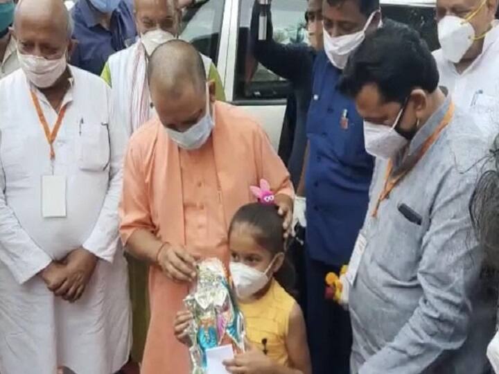 CM Yogi adityanath meets Corona infected family in Kushinagar uttar pradesh ann सीएम योगी ने कोरोना संक्रमित परिवार से की मुलाकात, गांव से निकलते वक्त बच्ची ने गुलाब का फूल देकर कही ये बात