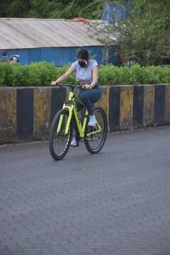 In Pics: कोरोनाकाल में साइकिल लेकर मुंबई की सड़कों पर निकलीं कपूर सिस्टर्स, देखते रह गए लोग